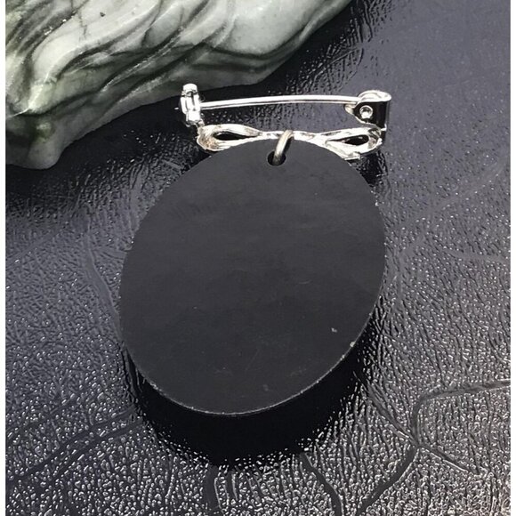 Vintage Cameo Brooch Pin With Bow Design & Black Acrylic Oval Base - Picture 4 of 4